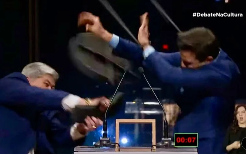 Momento em que Datena atira cadeira contra Marçal durante o debate da TV Cultura. Foto: Reprodução