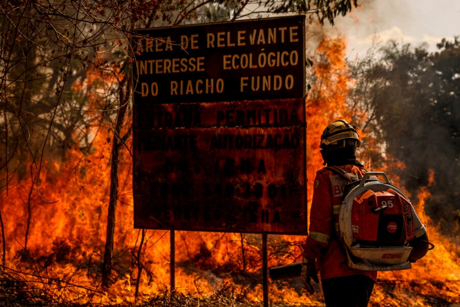 Brigadistas do Instituto Brasília Ambiental e Bombeiros do Distrito Federal combatem incêndio em área de cerrado próxima ao aeroporto de Brasília. Foto: Marcelo Camargo/Agência Brasil