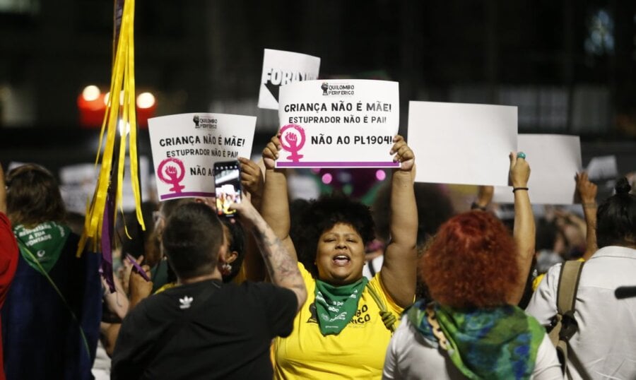 Projeto de Lei 1904/24 prevê que o aborto realizado acima de 22 semanas de gestação, em qualquer situação, passará a ser considerado homicídio, inclusive no caso de gravidez resultante de estupro. Foto: Paulo Pinto/ABr