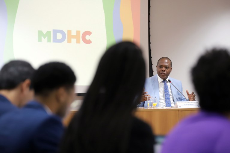 Silvio Almeida durante reunião no Ministério dos Direitos Humanos e Cidadania. Foto: MDHC