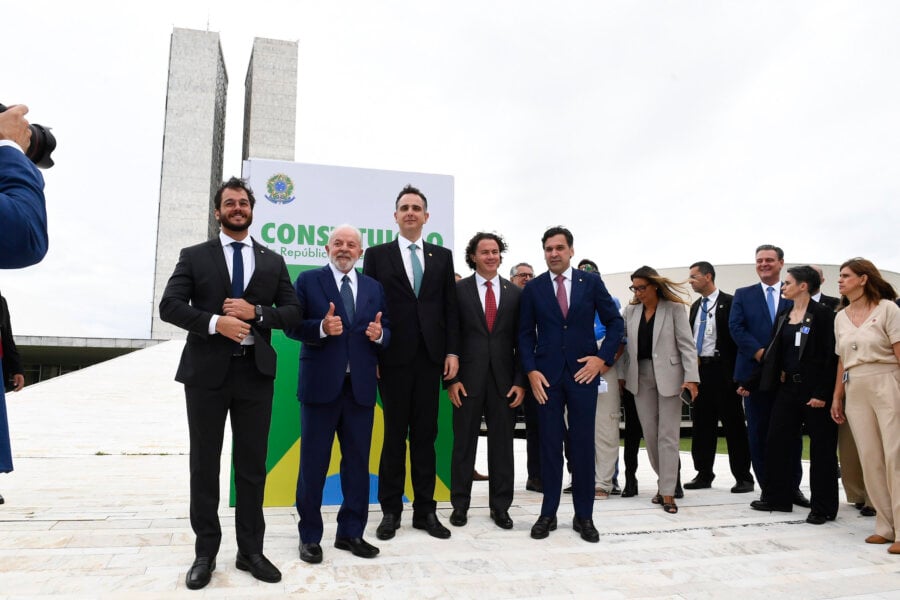 O presidente Lula, com parlamentares, em frente ao Congresso Nacional. Foto: Roque de Sá/Agência Senado