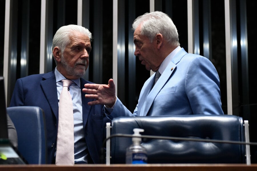 O petista irá se afastar por pelo menos 30 dias para realizar uma cirurgia no tornozelo Foto: Jefferson Rudy/Agência Senado

