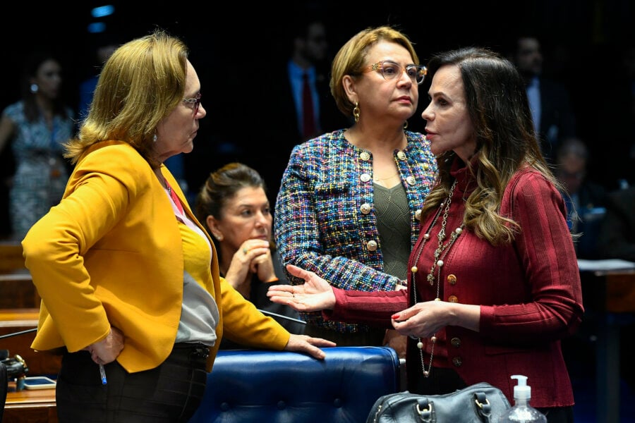 Senadoras mulheres conversam no plenário: Zenaide Maia (PSD-RN), Rosana Martinelli (PL-MT), Jussara Lima (PSD-PI) e Professora Dorinha Seabra (União-TO). Foto:  Marcos Oliveira/Agência Senado