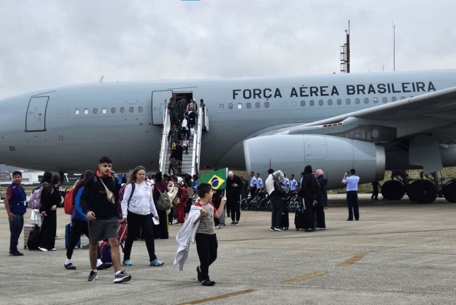 Missão Raízes do Cedro já repatriou 1.105 brasileiros e 14 animais de estimação desde o início da operação da FAB em 5 de outubro Foto: Divulgação/FAB