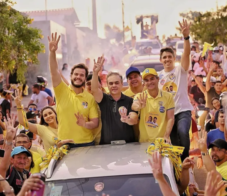 Bruno Lima aparece à esquerda do pai, de camisa escura, o ex-senador Cassio Cunha Lima. Família domina a política local há quatro décadas. Foto: Reprodução