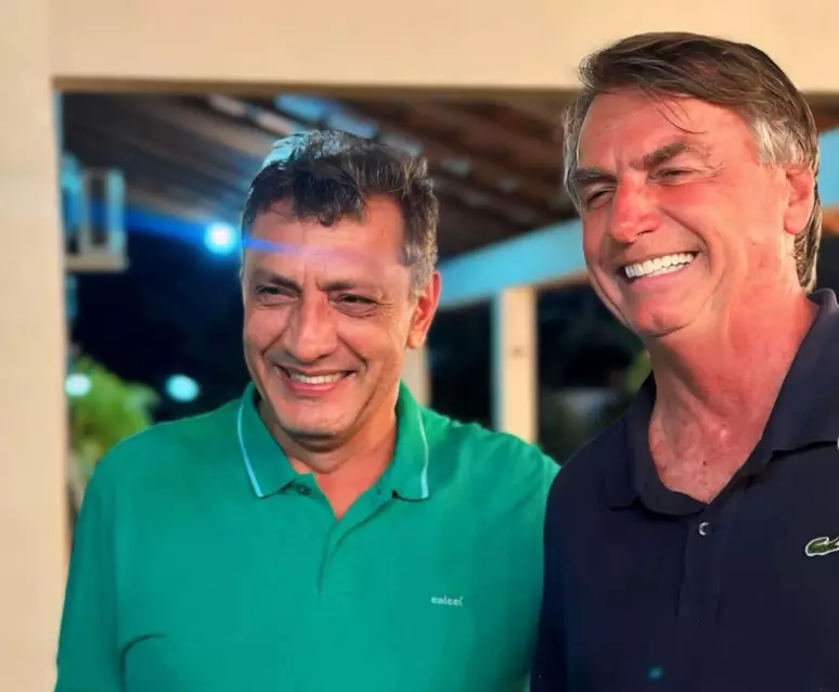 Irmão de Gilmar, Chico Mendes e Jair Bolsonaro posaram juntos em foto durante viagem do ex-presidente a Mato Grosso. Foto: Reprodução/redes sociais