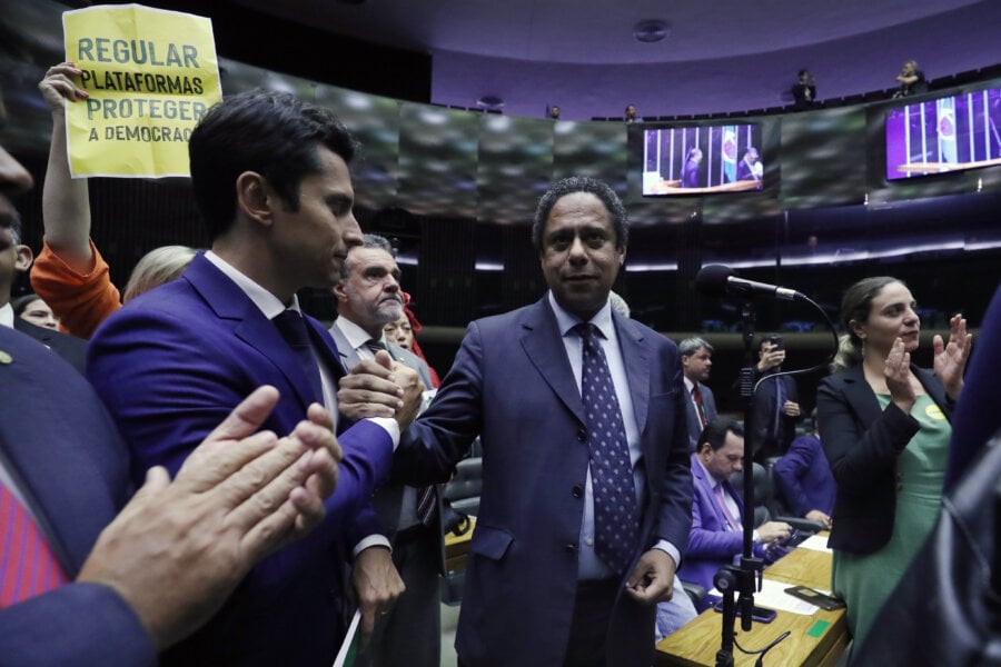 Parlamentares no Plenário da Câmara. No microfone, o deputado Orlando Silva (PCdoB-SP), relator do projeto de regulação das fake news. Foto: Bruno Spada/Câmara dos Deputados