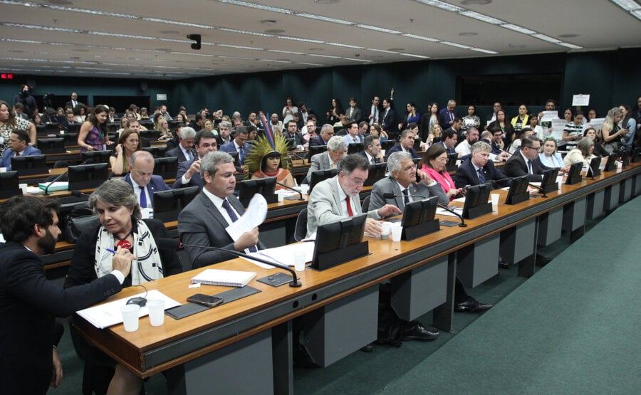 Oposição antecipou passo do governo, pedindo vistas ao PL da anistia aos presos de 8 de janeiro de 2023 antes do fim da reunião na CCJ. Foto: Vinicius Loures/Câmara dos Deputados