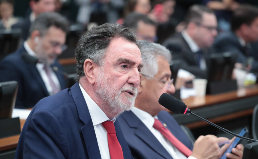 Líder do PT na CCJ, Patrus Ananias defende maior presença do governo nos debates do colegiado para barrar propostas autoritárias. Foto: Bruno Spada/Câmara dos Deputados