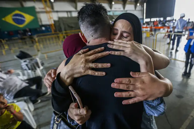 Família se reencontra em Guarulhos após voo de repatriação do Líbano. Foto: Paulo Pinto/Agencia Brasil