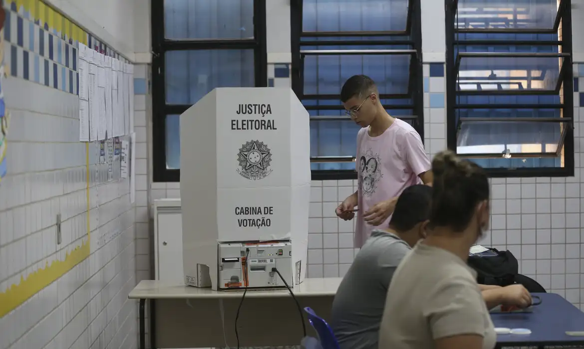 Jovem vota nas eleições. Foto: Antonio Cruz/Agência Brasil