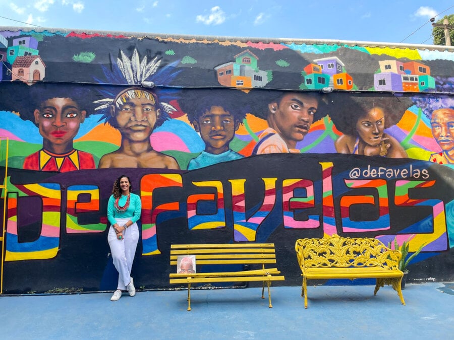 Anielle posa ao lado do mural do Observatório de Favelas, na Maré, no Rio. Foto: Ministério da Igualdade Racial 