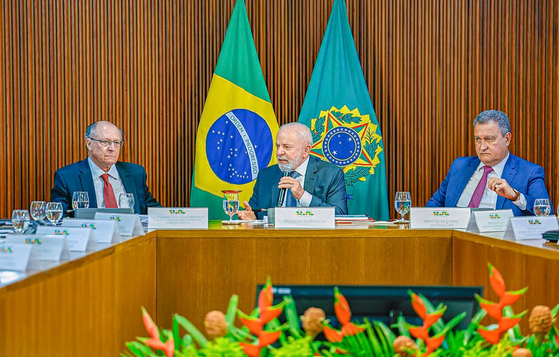 Lula, Alckmin e Rui Costa durante reunião com ministros para discutir ajuste fiscal. Foto: Ricardo Stuckert/PR