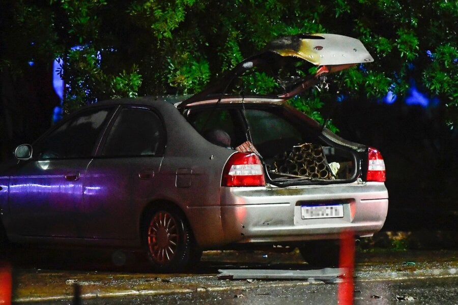 Veículo de Francisco Wanderley Luiz estacionado ao lado de anexo da Câmara na noite de quarta. Carro estava cheio de explosivos. Foto: Marcos Oliveira/Ag. Câmara