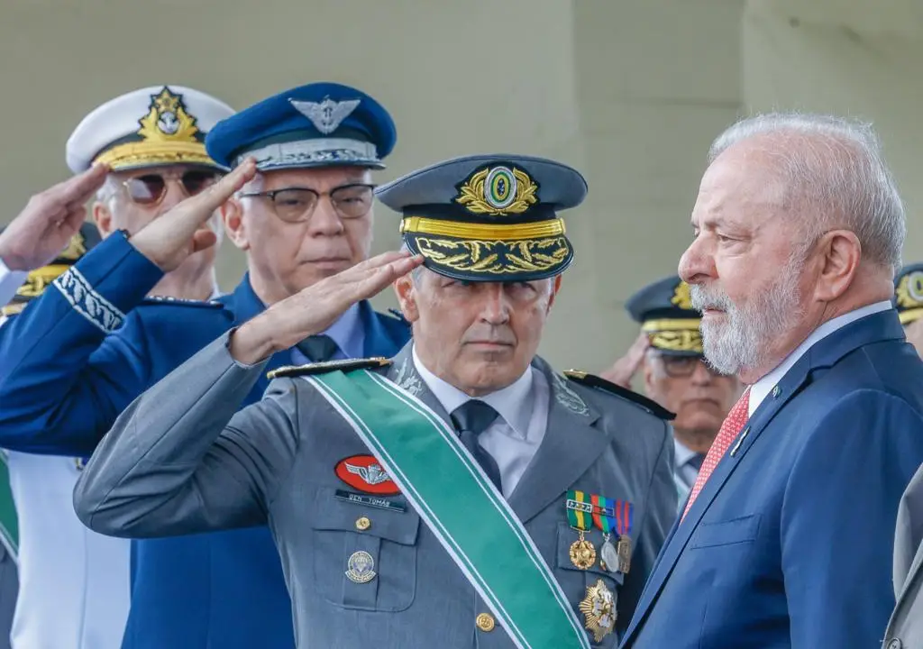 Os comandantes do Exército, general Tomás Paiva, da Aeronáutica, tenente-brigadeiro do ar Marcelo Kanitz Damasceno, e da Marinha, almirante Marcos Sampaio Olsen, prestam continência ao presidente Lula em evento pelo Dia do Exército. Foto: Ricardo Stuckert/ABr