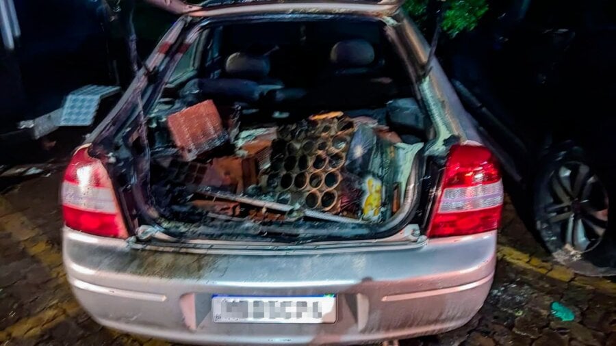 Carro carregado de bombas no Anexo IV da Câmara. Nem todos os artefatos explodiram