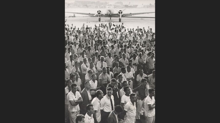 Reunião de funcionários da Panair assim que os militares ocuparam a empresa, em 1965. Foto do Correio da Manhã publicada no Arquivo Nacional