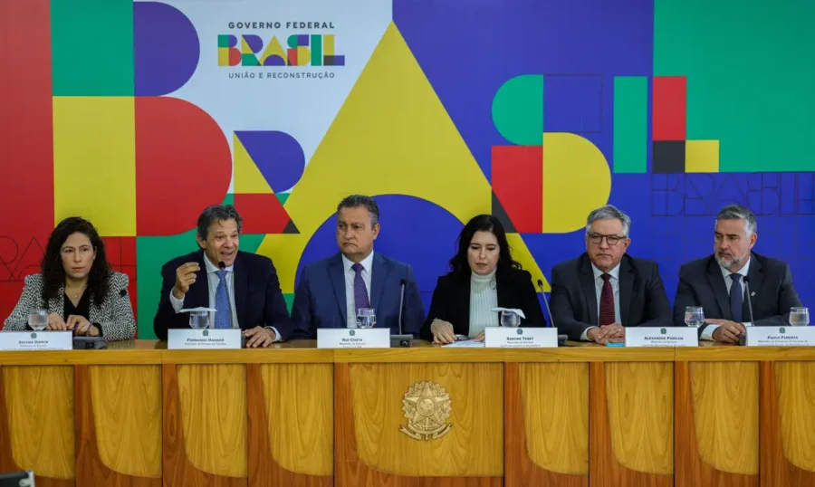 Da esquerda para a direita, os ministros Esther Dweck (Gestão), Fernando Haddad (Fazenda), Rui Costa (Casa Civil), Simone Tebet (Planejamento), Alexandre Padilha (Relações Institucionais) e Paulo Pimenta (Comunicação Social da Presidência). Foto: Agência Brasil