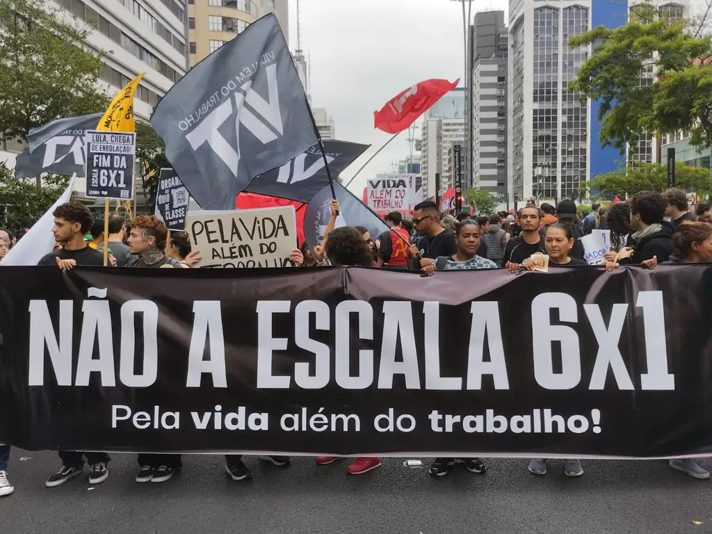 Pessoas participam de ato em defesa do fim da jornada 6x1 na Avenida Paulista Foto: Letycia Bond/Agência Brasil