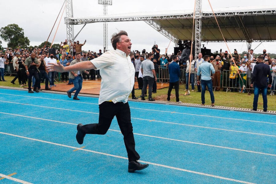 Bolsonaro correndo em pista de atletismo em Cascavel, no Paraná, quando era presidente. Indiciamento é fase inicial de uma maratona até julgamento. Foto: Isaac Nóbrega/PR