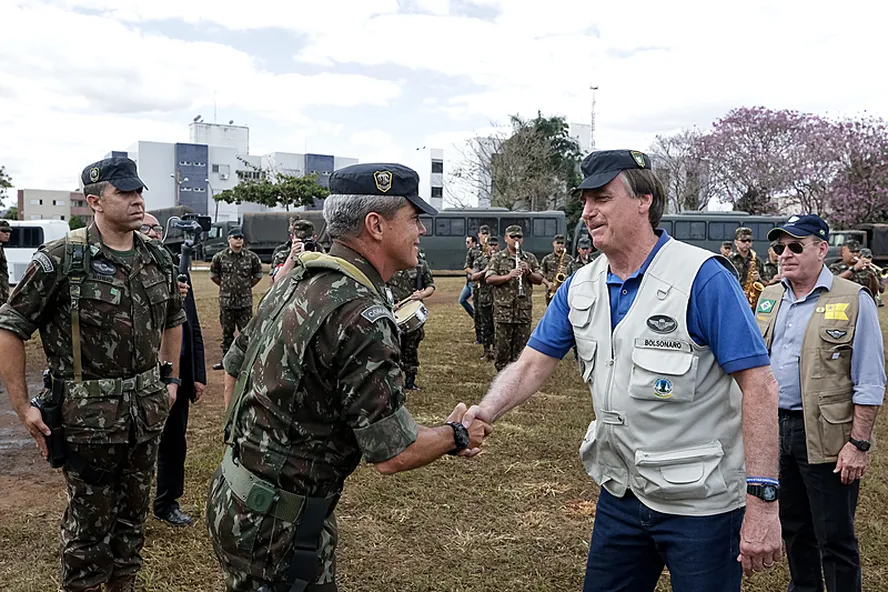 Bolsonaro cumprimenta o então comandante de Operações Especiais, em Goiânia, Mário Fernandes, preso suspeito de tramar golpe de Estado e assassinato de autoridades. Foto: Isac Nóbrega/Presidência