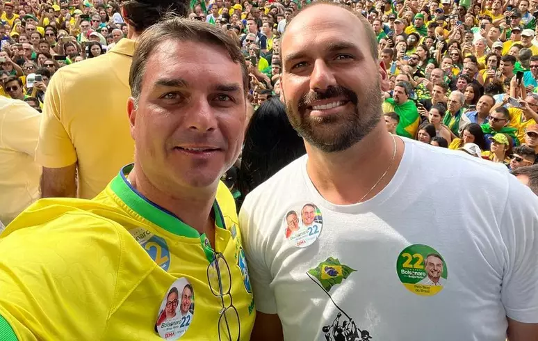 Flávio e Eduardo Bolsonaro durante ato de campanha do pai em 2022. Foto: Instagram/Flávio Bolsonaro