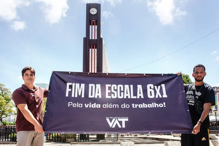 À esquerda, o vereador Gabriel Aguiar; à direita, Rick Azevedo, idealizador da proposta, em ato contra a escala 6x1 em Fortaleza. Foto: Davi Pinheiro/Divulgação