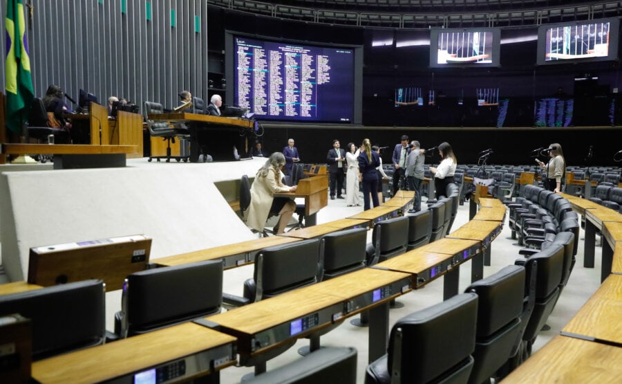 Em semana voltada à votação de itens da segurança pública, Bancada da Bala conseguiu emplacar anistia a portadores de armas sem registro, castração química, dentre outros projetos polêmicos. Foto: Mario Agra/Câmara dos Deputados