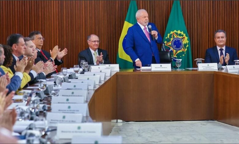 Lula em reunião com ministros para discutir cortes para o ajuste fiscal. Foto: Ricardo Stuckert/PR