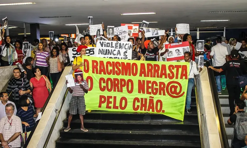 Manifestação no Rio, em março de 2024, repudia absolvição de policiais militares que mataram e arrastaram mulher negra em 2014. Foto: Mídia Ninja