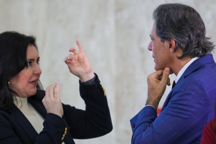 Donos da tesoura: a ministra de  Planejamento e Orçamento, Simone Tebet, conversa com o ministro da Fazenda, Fernando Haddad, em evento sobre indústria, mobilidade verde e cidades sustentáveis no Palácio do Planalto. Foto: Fabio Rodrigues-Pozzebom/ Agência Brasil