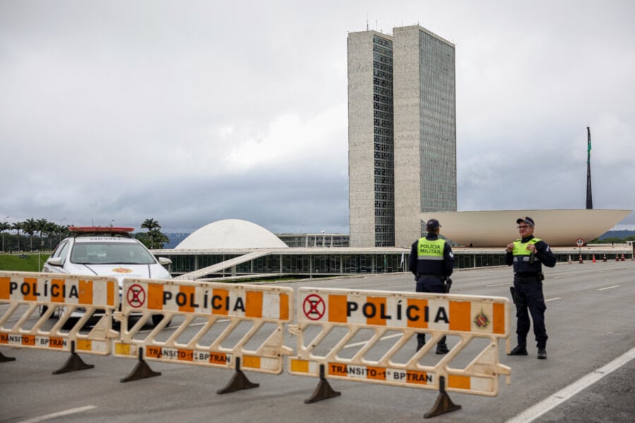 Praça dos Três Poderes bloqueada pela polícia na manhã seguinte à explosão em frente ao STF. Foto: Fabio Rodrigues-Pozzebom/Agência Brasil