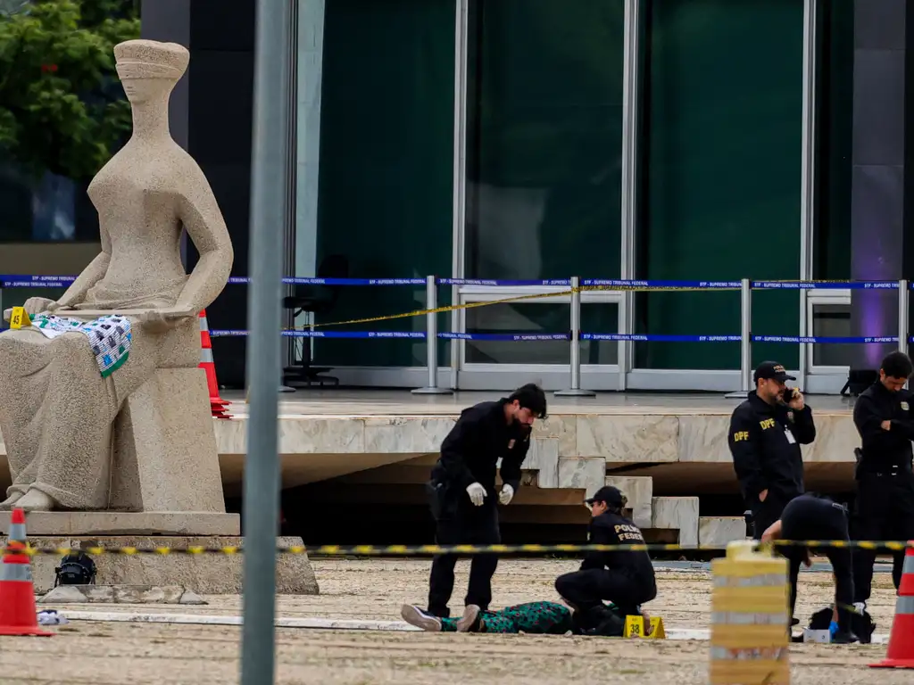 Policiais recolhem corpo do autor de explosão na praça dos Três Poderes. Foto: Fabio Rodrigues-Pozzebom/Agência Brasil