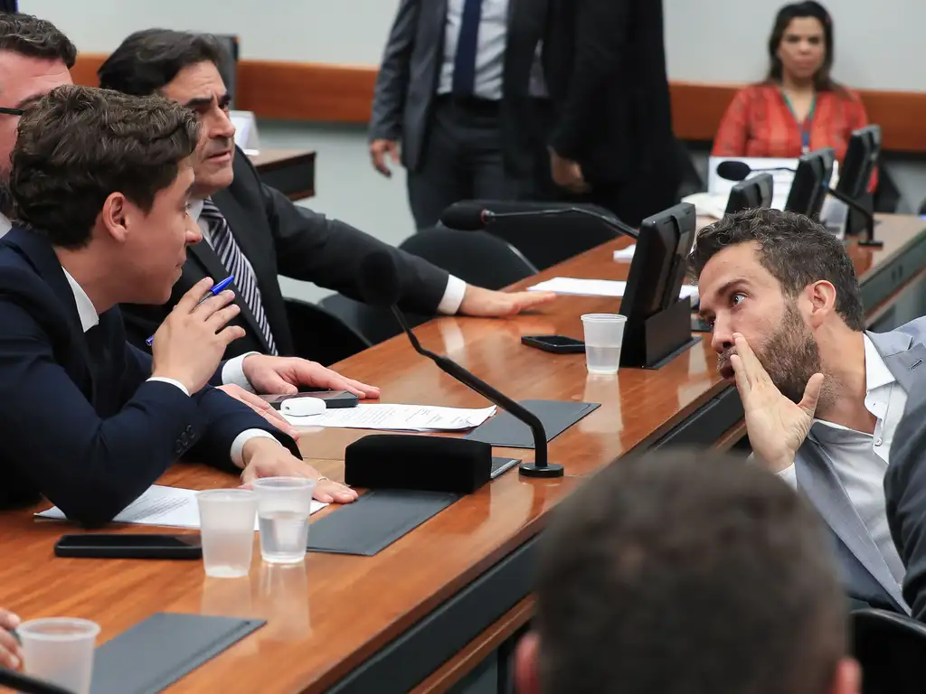 Os deputados Nikolas Ferreira (PL-MG) e André Janones (Avante-MG) na sessão do Conselho de Ética que terminou em briga. Foto: Lula Marques/Agência Brasil