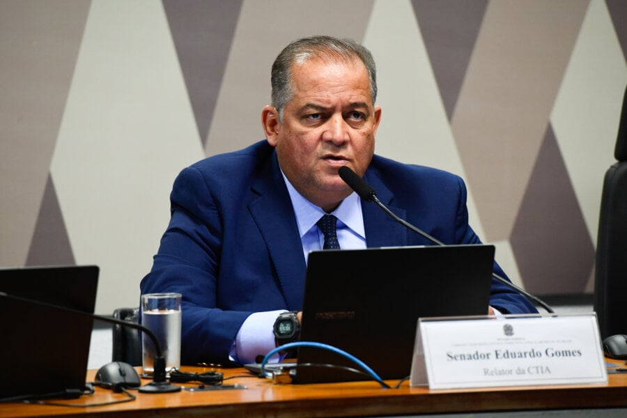 Comissão Temporária Interna sobre Inteligência Artificial no Brasil (CTIA) realiza reunião com 1 item na pauta.

Mesa: 
relator da CTIA, senador Eduardo Gomes (PL-TO). 

Foto: Roque de Sá/Agência Senado