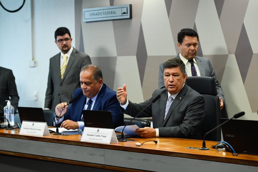 Comissão Temporária Interna sobre Inteligência Artificial no Brasil (CTIA) realiza reunião com 1 item na pauta.

Mesa: 
relator da CTIA, senador Eduardo Gomes (PL-TO);
presidente da CTIA, senador Carlos Viana (Podemos-MG).

Foto: Roque de Sá/Agência Senado