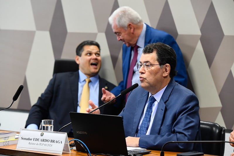 Os senadores Davi Alcolumbre, Otto Alencar e Eduardo Braga em reunião da CCJ na qual foi lido relatório sobre regulamentação da reforma tributária. Foto: Roque de Sá/Ag. Senado