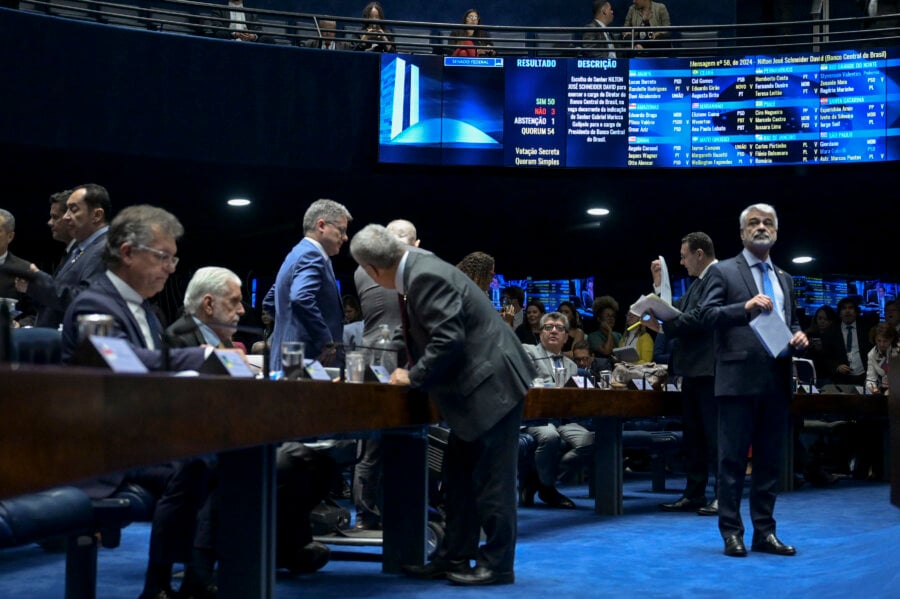 Plenário do Senado Federal durante sessão deliberativa ordinária. Ordem do dia. 

Na pauta, deliberação de autoridades sabatinadas pelas Comissões permanentes, e dos demais itens constantes da pauta publicada pela Secretaria-Geral da Mesa. 

Da bancada, parlamentares acompanham sessão. 

Foto: Andressa Anholete/Agência Senado