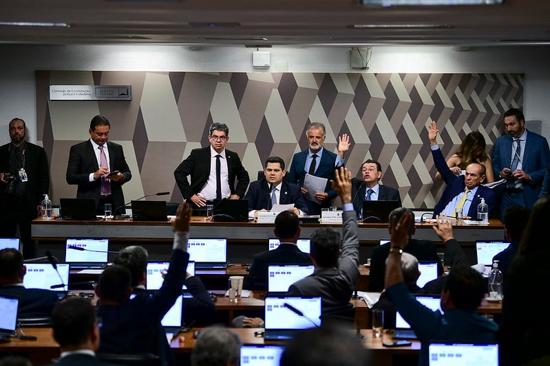 Senadores na reunião da CCJ que aprovou regulamentação da reforma tributária. Foto: Pedro França/Ag. Senado