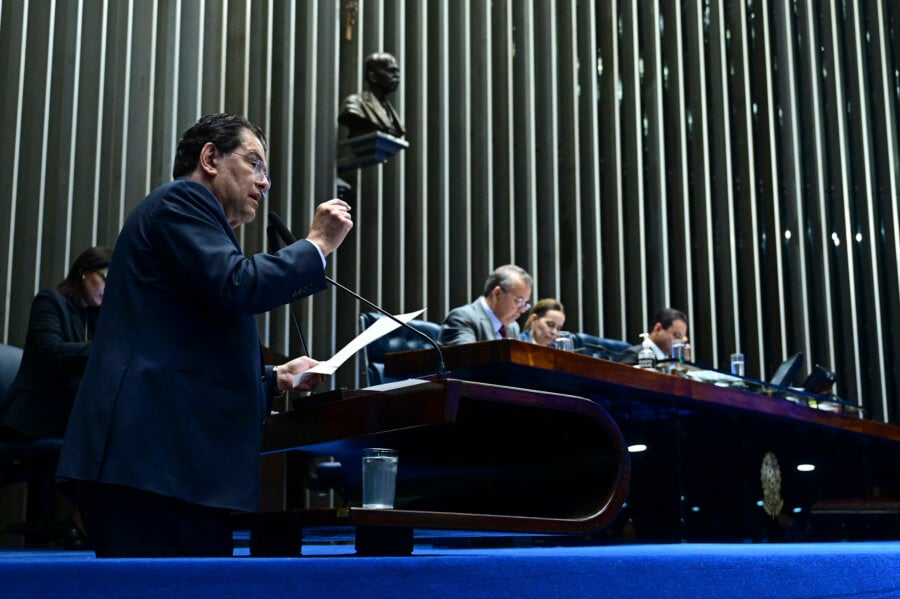 Eduardo Braga discursa em defesa da reforma tributária. Foto: Ag. Senado