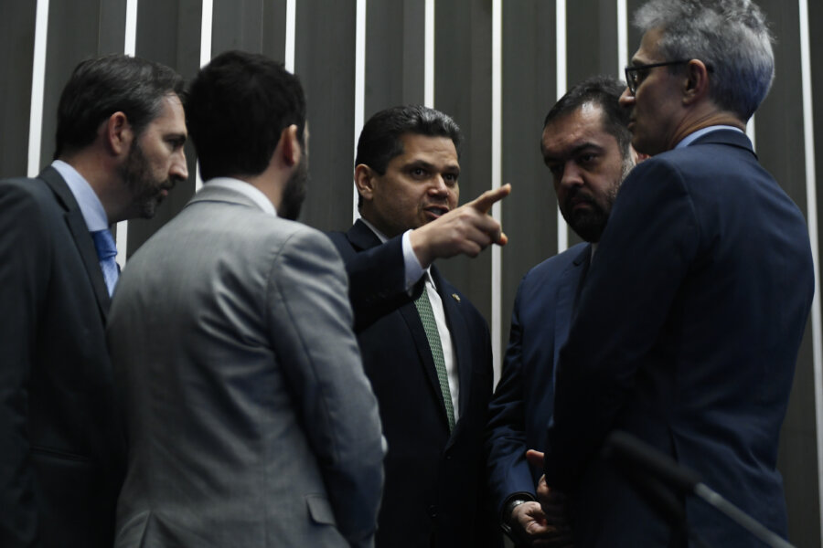 O relator Davi Alcolumbre retomou partes do acordo firmado junto ao governo; sessão contou com os governadores
do Rio de Janeiro, Cláudio Castro; e
de Minas Gerais, Romeu Zema.

Foto: Marcos Oliveira/Agência Senado