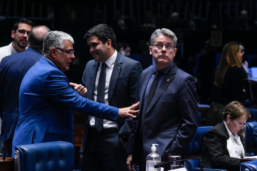 Texto veda uso de celular por estudantes de todas as etapas da educação básica, durante a aula, o recreio ou intervalos entre as aulas Em destaque:
senador Eduardo Girão (Novo-CE); 
senador Alessandro Vieira (MDB-SE).

Foto: Jefferson Rudy/Agência Senado