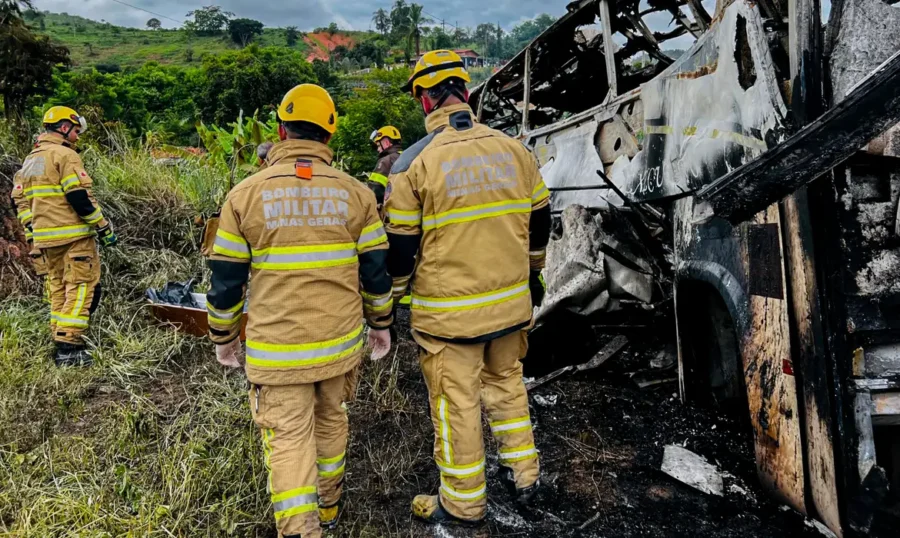 Bombeiros no local do acidente em MG. Foto: Corpo de bombeiros Militar/MG