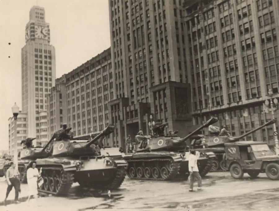 Tanques na Avenida Getúlio Vargas, no Rio, em 2 de abril de 1964. Foto: Arquivo Nacional/Correio da Manhã