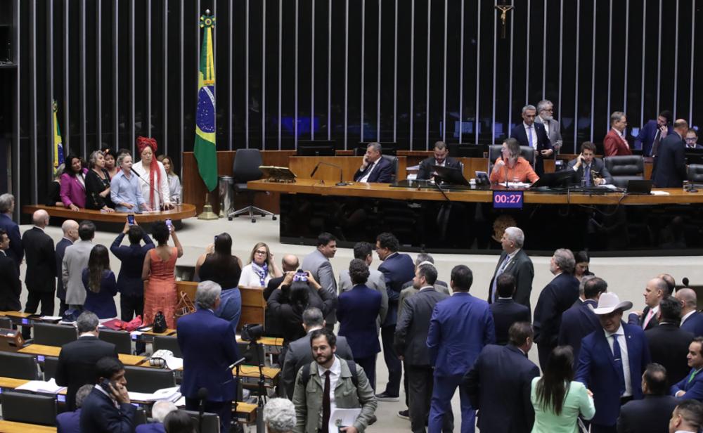 Pauta da Câmara dos Deputados inclui pena de prisão para autores de crimes listados na Lei Maria da Penha que se aproximarem das vítimas durante medida protetiva. Foto: Bruno Spada/Câmara dos Deputados