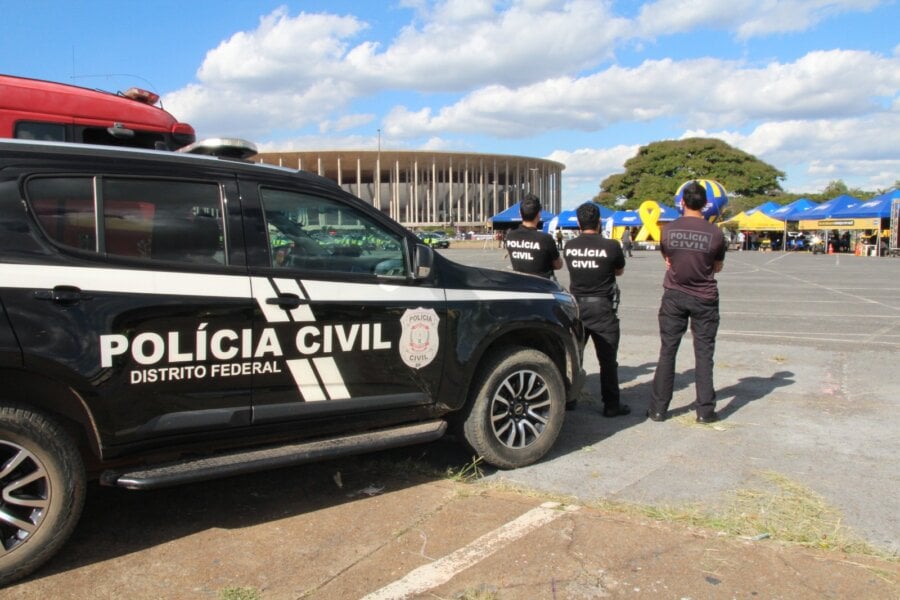 Integrantes da Polícia Civil em frente ao Estádio Nacional de Brasília Mané Garrincha. Foto: Polícia Civil/DF