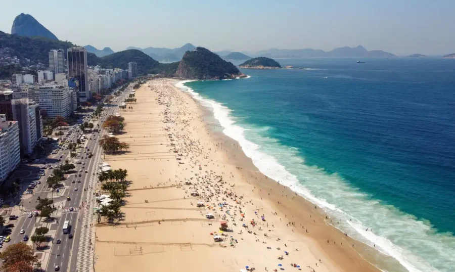 Praia no Rio de Janeiro. Foto: Rafael Catarcione/Riotur