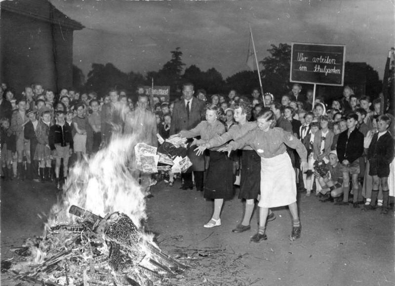 Simpatizantes nazistas queimam livros em praça pública na Alemanha. Foto: domínio público