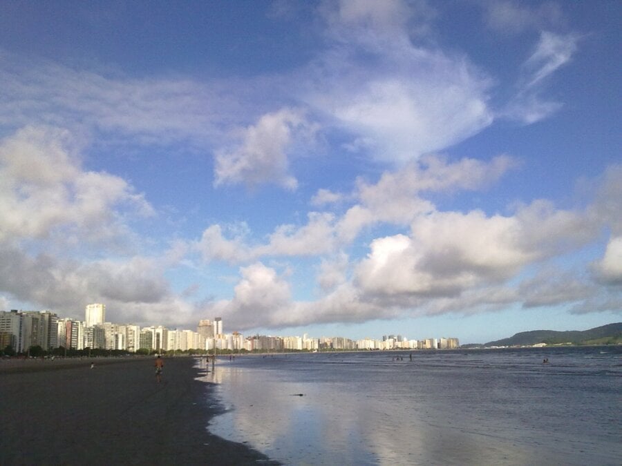 Praia de Santos, no litoral de São Paulo. Foto: ismaelsantos (via Wikimedia Commons)