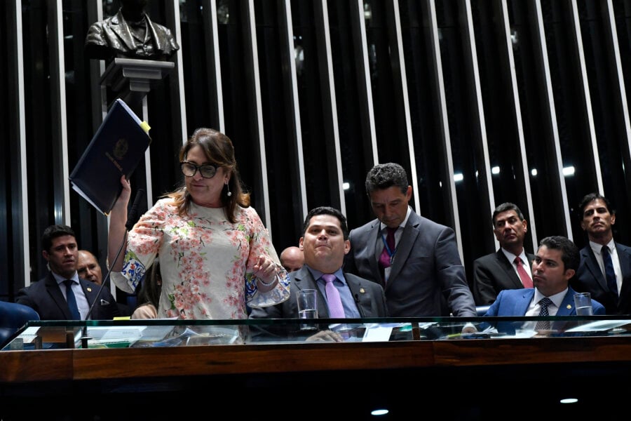 Kátia Abreu toma pasta de Davi Alcolumbre durante discussões sobre eleição no Senado em 2019. Foto: Geraldo Magela/Ag. Senado